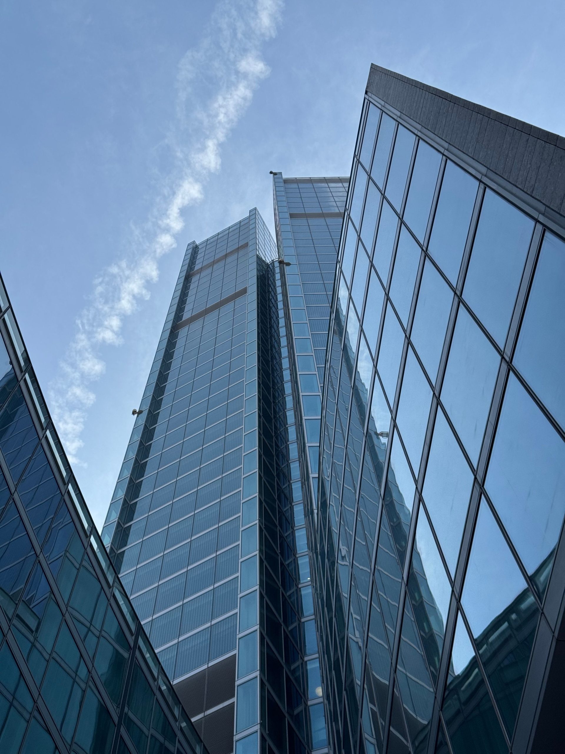 Edificio moderno con facciata in vetro